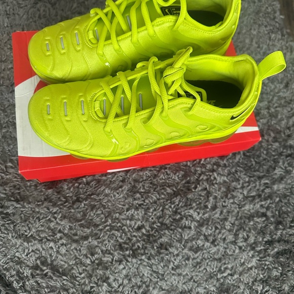 Air Vapormax Plus "Tennis Ball" sneakers - Picture 2 of 5